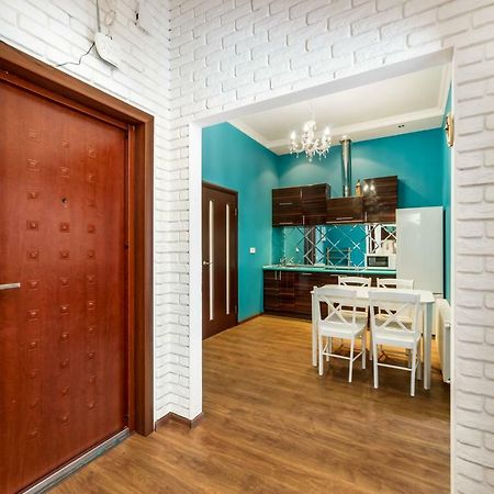 Stylish Apartment With A Balcony Overlooking The Park Odesa Exterior photo