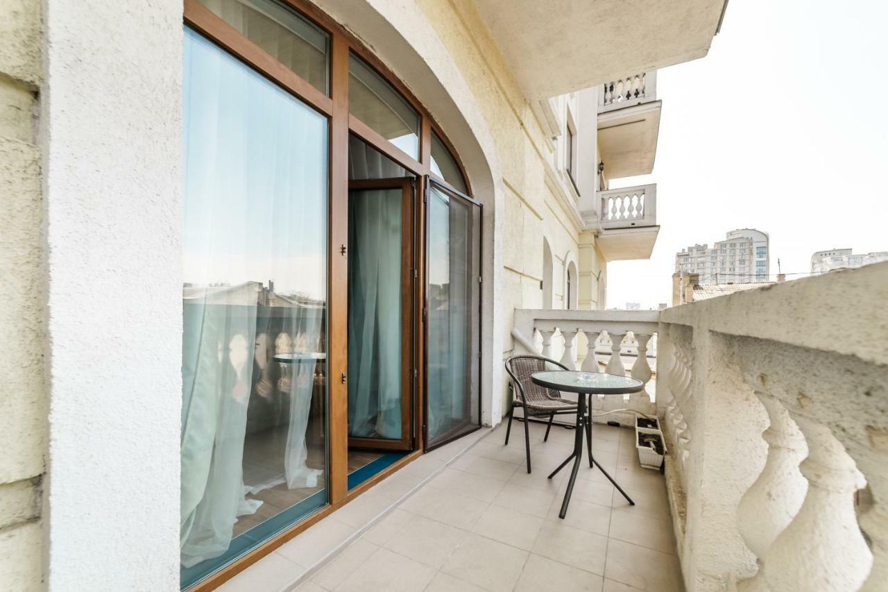 Stylish Apartment With A Balcony Overlooking The Park Odesa Exterior photo