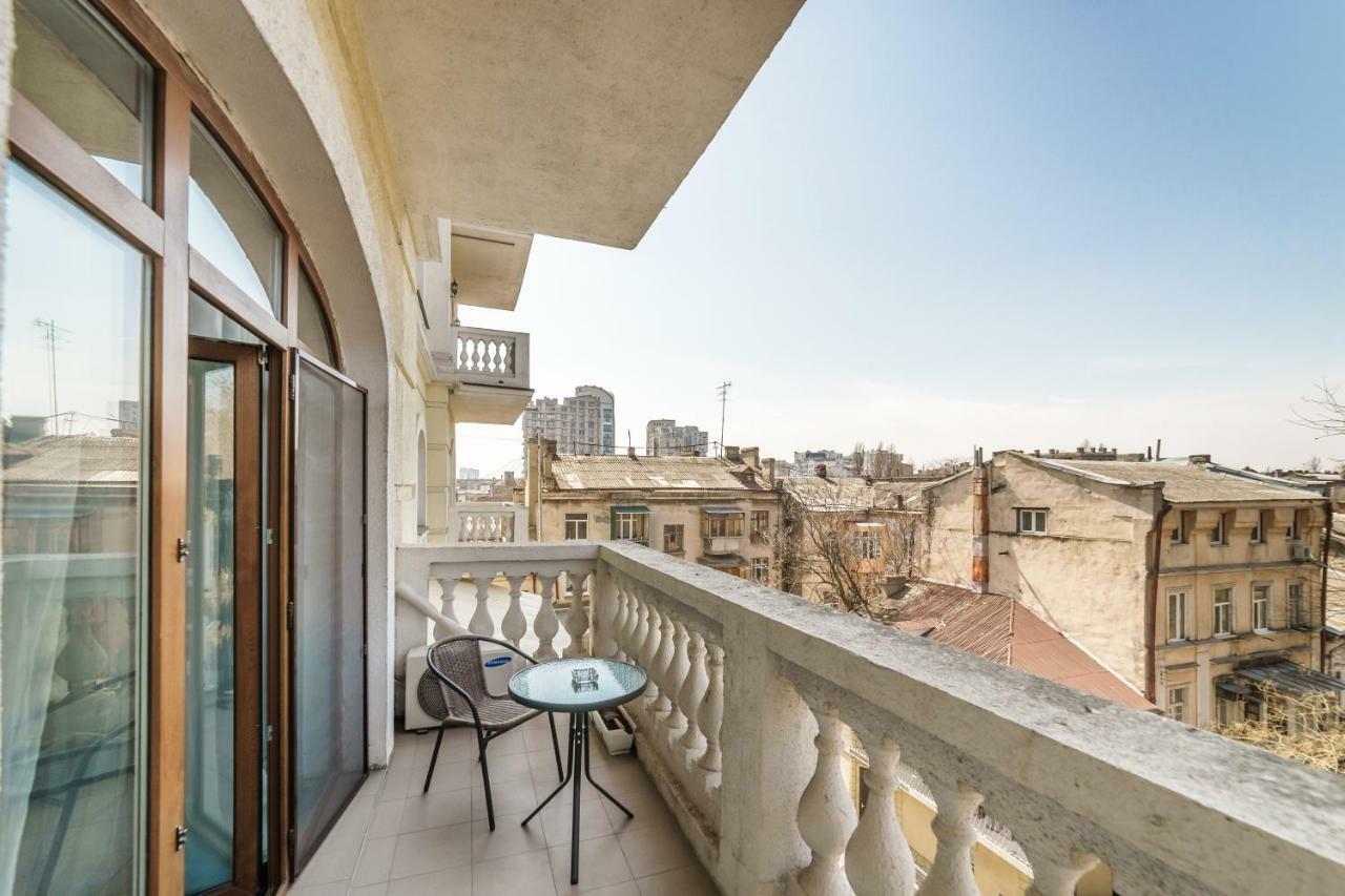 Stylish Apartment With A Balcony Overlooking The Park Odesa Exterior photo