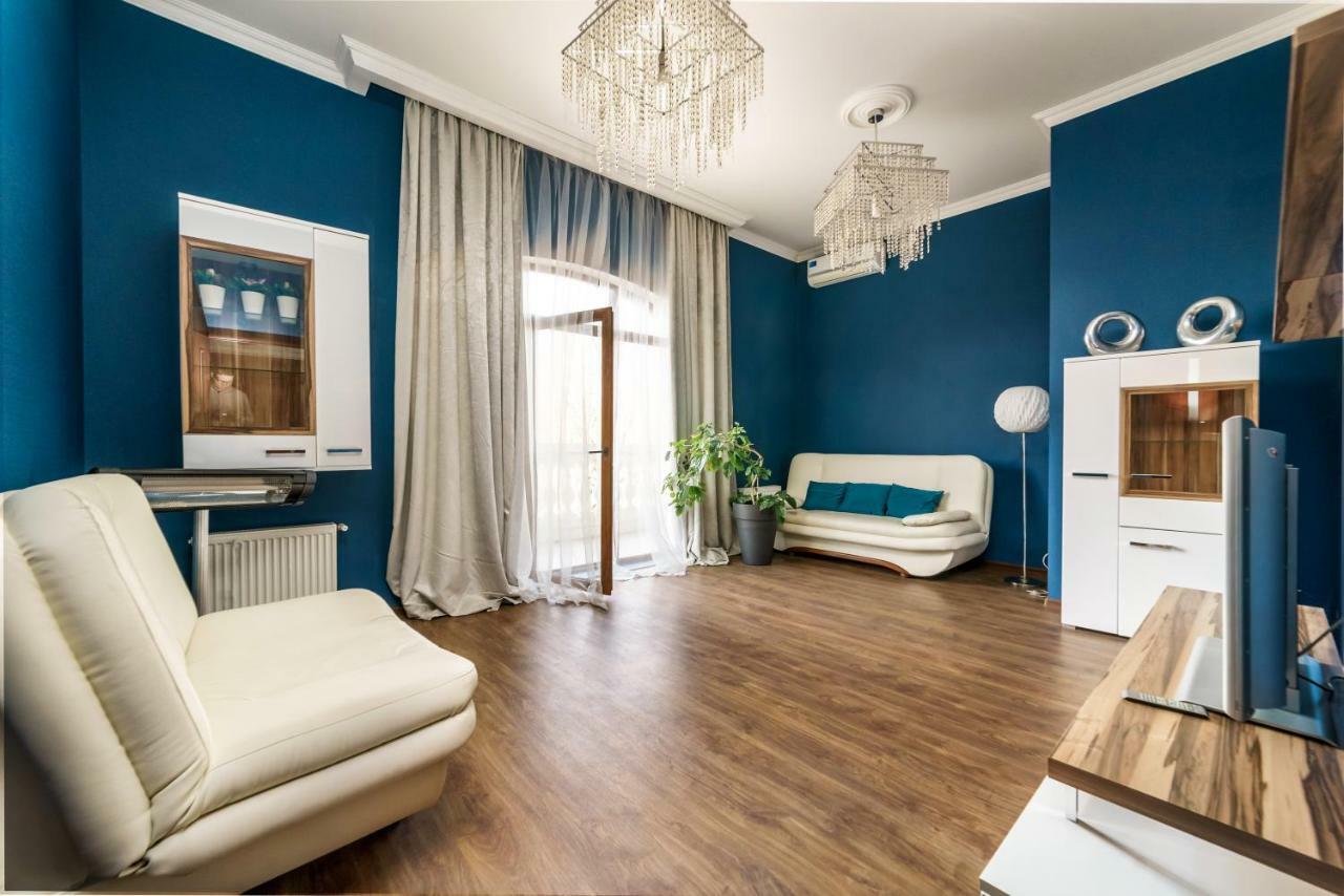 Stylish Apartment With A Balcony Overlooking The Park Odesa Exterior photo