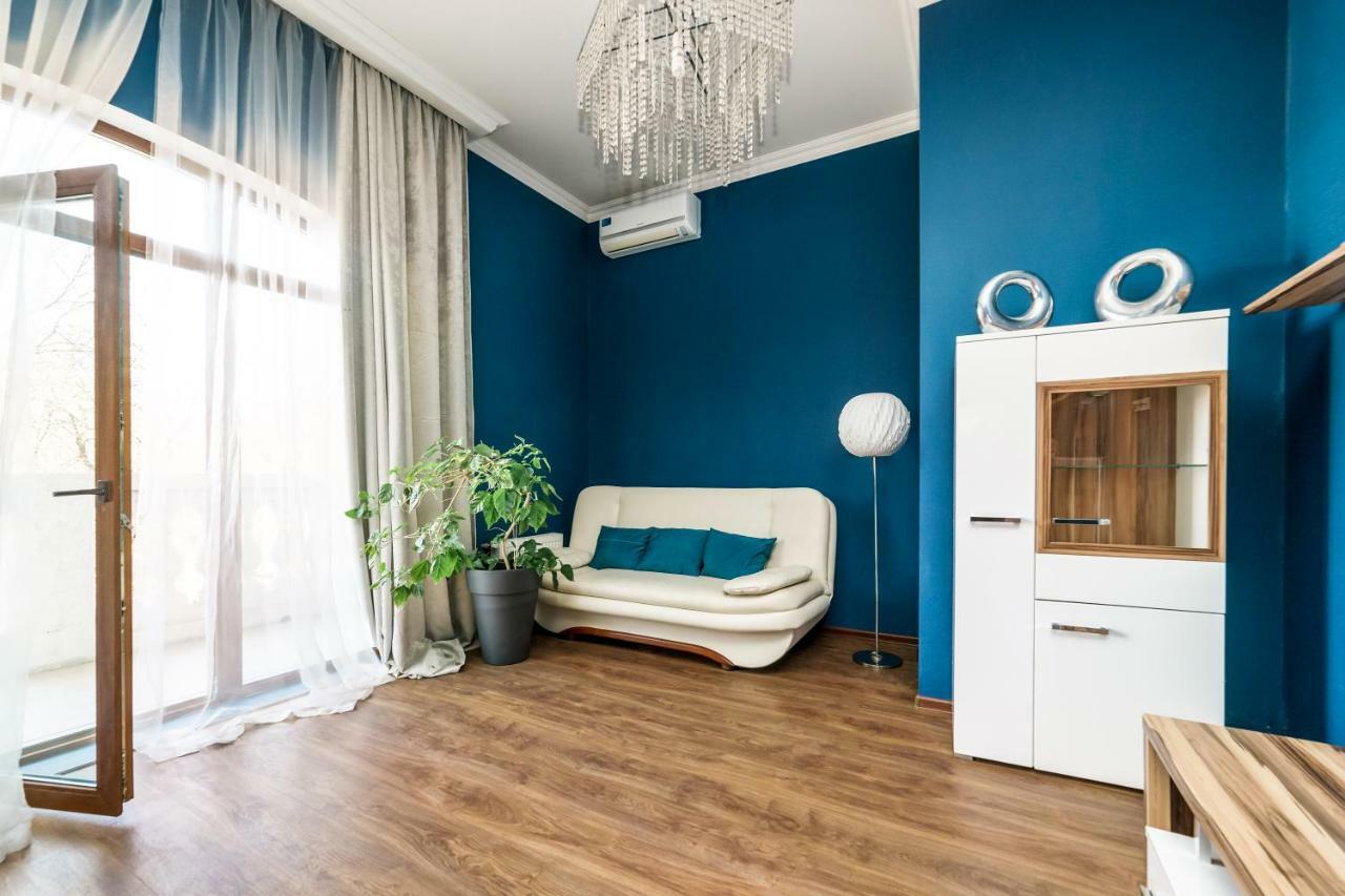 Stylish Apartment With A Balcony Overlooking The Park Odesa Exterior photo