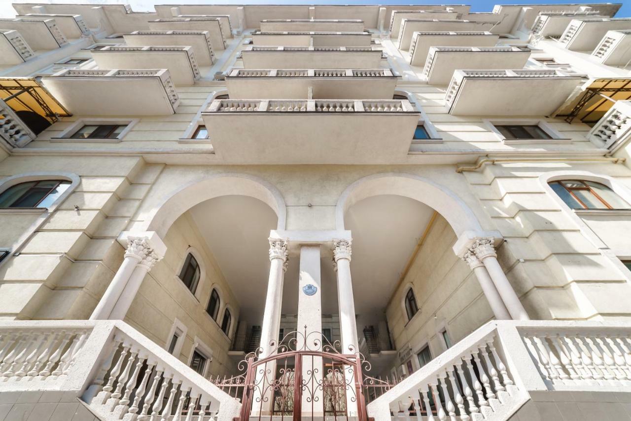 Stylish Apartment With A Balcony Overlooking The Park Odesa Exterior photo